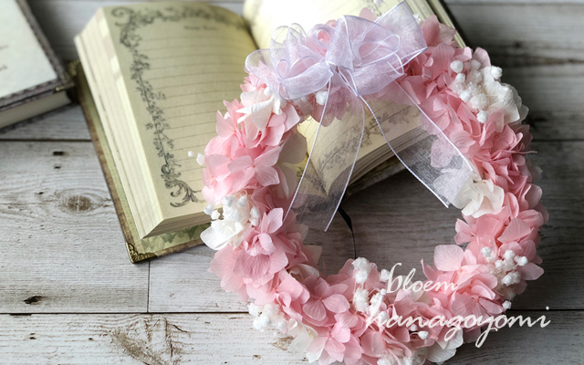 結婚式のフラワー電報に! かすみ草のピンクリース イーゼル付き