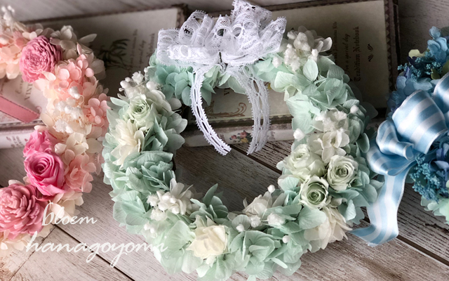 結婚式のフラワー電報に! ミントホワイトのリース イーゼル付き